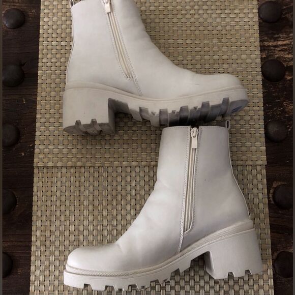 DV Dolce Vita OFF-WHITE Women's Nicola Lug-Sole Ankle Boots Size 8.5 - Picture 4 of 9